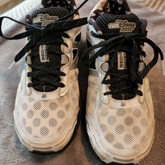 Run Disney New Balance Minnie Mouse 